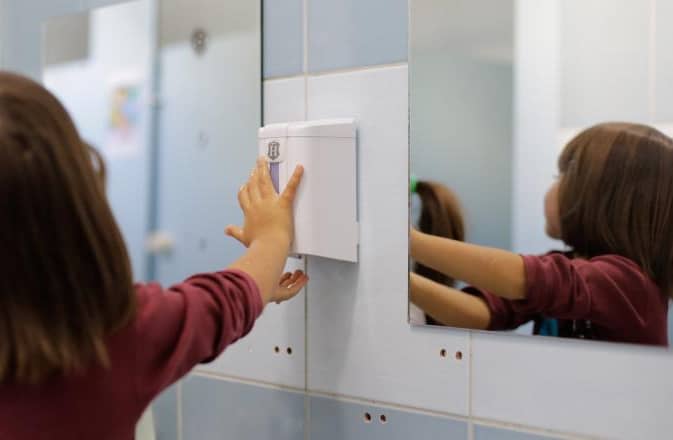 UNICEF: 1 din 4 școli din România nu deținea în 2019 dotările minime necesare spălării mâinilor