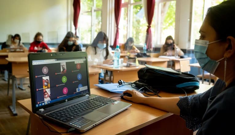 Învățământul online prelungit până pe 8 februarie