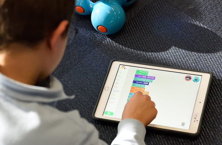 Laptopuri gratuite pentru elevii cu bursă socială