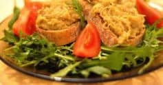 Salată de vinete pe pat de rucola