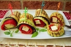 Rulouri cu legume trase la grill și brânză