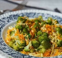 Salată caldă de brocoli, morcov și țelină