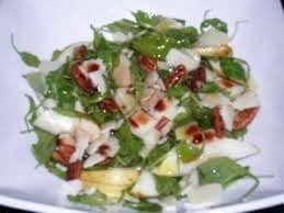 Salată de rucola, pere, nuci și parmezan