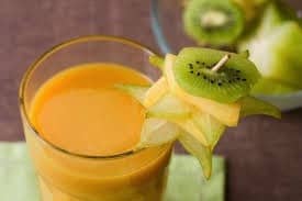 Smoothie cu clementine, piersică și mango