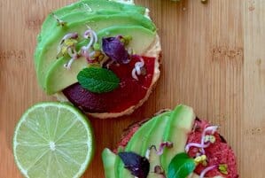 Tartine cu hummus, sfeclă roșie și avocado