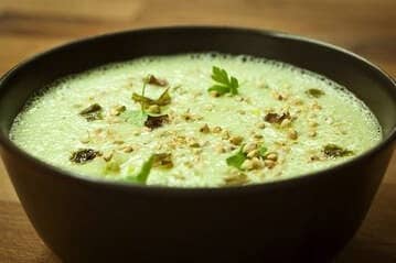 Supă de avocado, măr și nuci