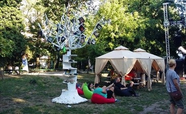 Lectură în aer liber în Parcul Cișmigiu