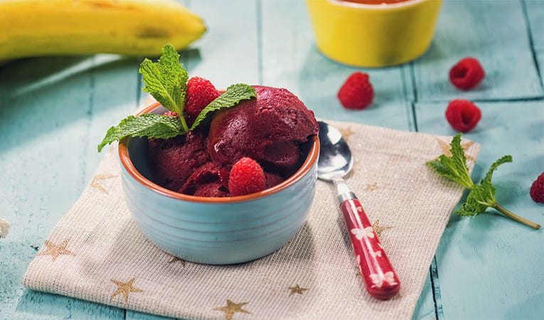Adolescenții români nu mănâncă destule fructe, dar consumă dulciuri