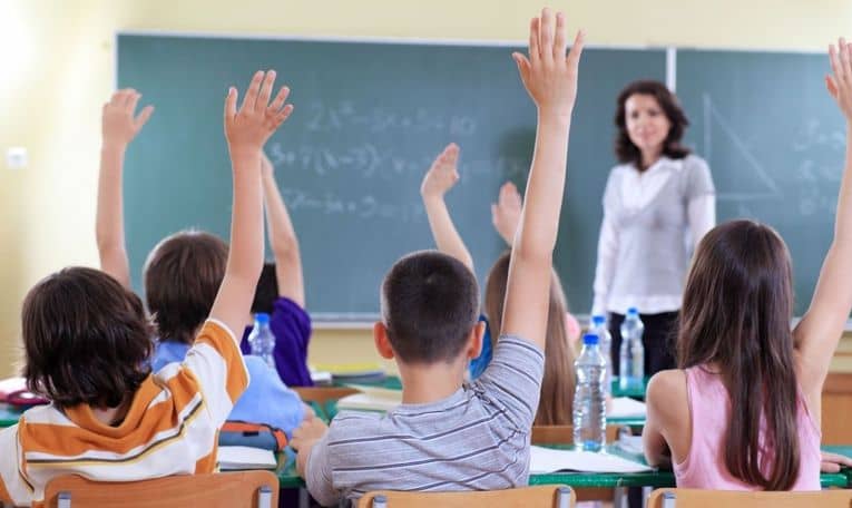 Profesorii nu mai pot să dea meditații elevilor din clasele proprii