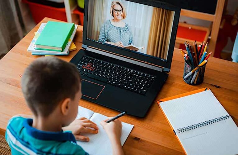 Laptop sau tabletă pentru elevi și profesori