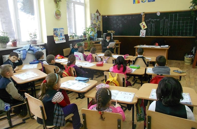 Școala reîncepe pentru elevii de gimnaziu și liceu