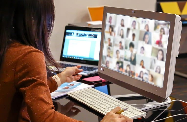 Elevii  pot participa online la cursurile unei universități particulare