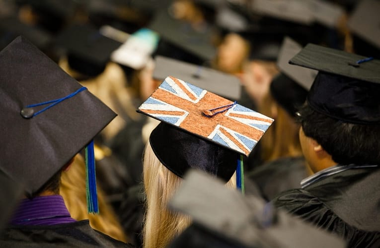 Burse de studiu in Marea Britanie pentru elevi