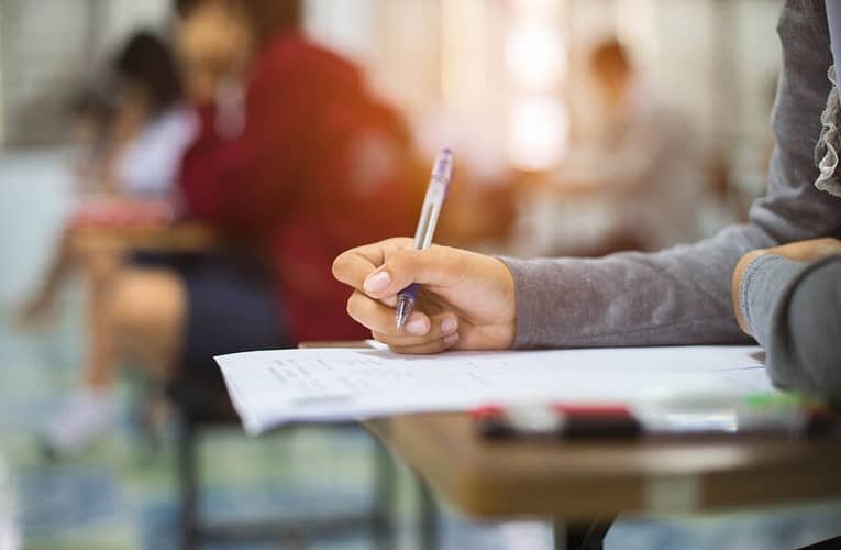 Trei sferturi dintre elevii participanți la un sondaj CNE susțin că sunt originali în lucrările pentru școală