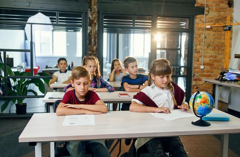 Știri recente din educație: Sancțiuni noi pentru elevi