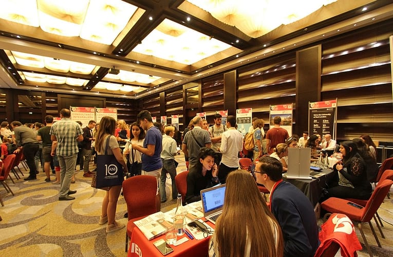 Începe World Education Fair