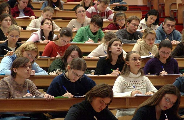 Elevii își vor primi bursele în luna noiembrie